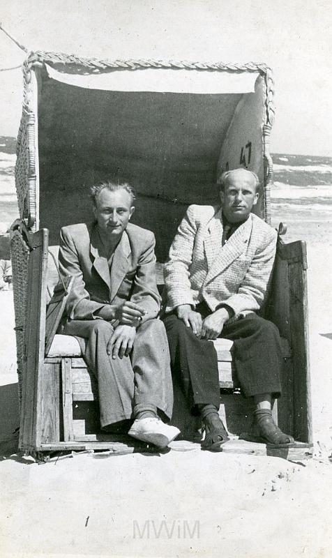 KKE 2289.jpg - Fot. Nad Morzem. Od lewej: drugi Witold Kołakowski  – tata Janusza Kołakowskiego ze znajomym, Kołobrzeg, 1951 r.